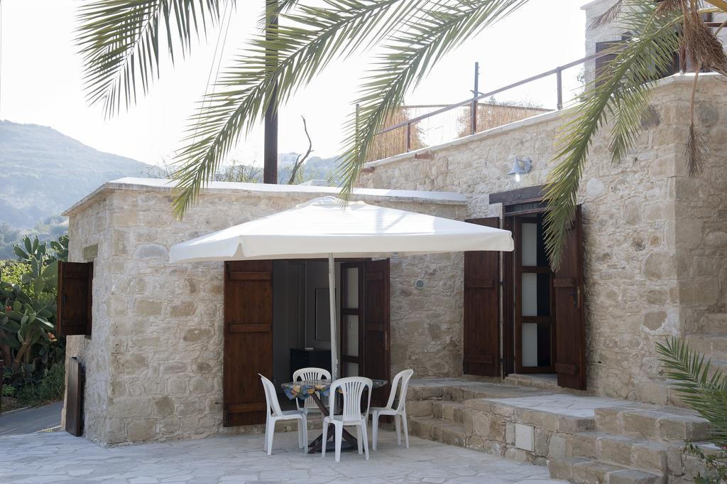 Palm Tree Oriental House And Homestay Polis Ngoại thất bức ảnh